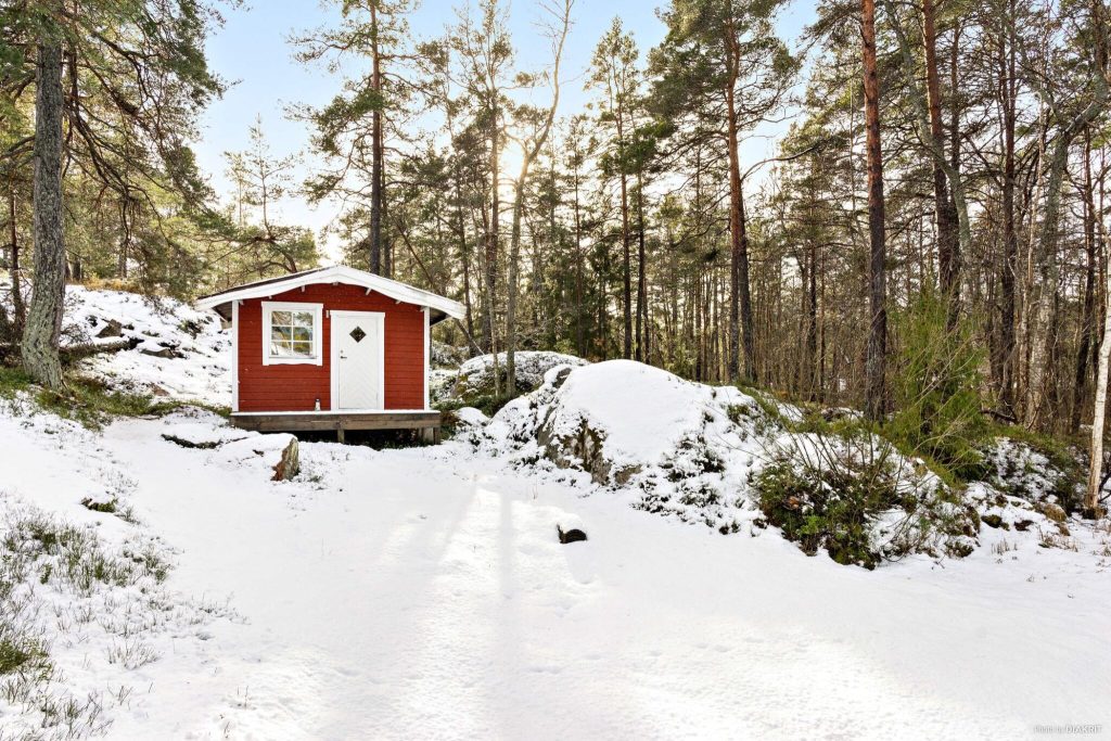 4. Nymalat fritidshus med ny fasadfarg Uppsala Almtuna 2048x1365
