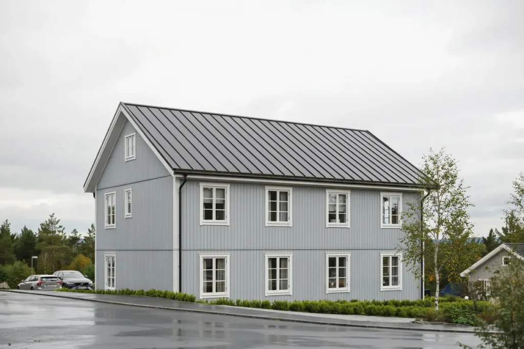 l ggning av bandt ckt pl ttak p villa i munksundet