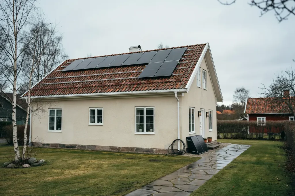fr n tak till egen elproduktion guide till att installera solpaneler p villan
